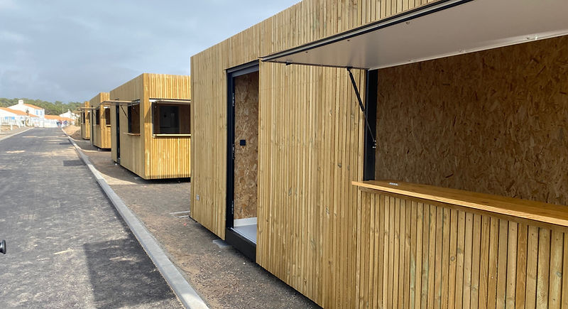 Conteneur surf shop personnalisé avec rack à planches intégré