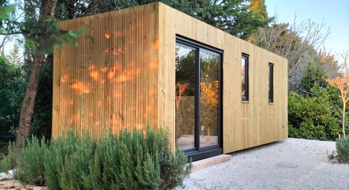 Conteneurs cubiques empilés - architecture modulaire contemporaine