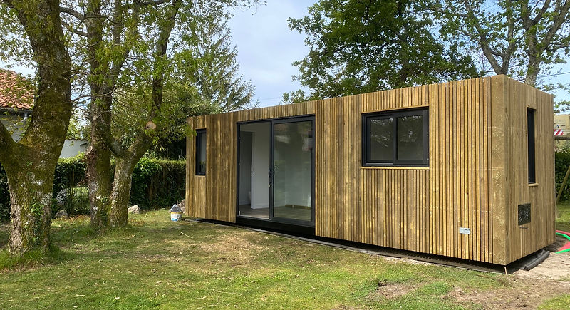Conteneurs modulaires alignés pour projet commercial en bord de mer