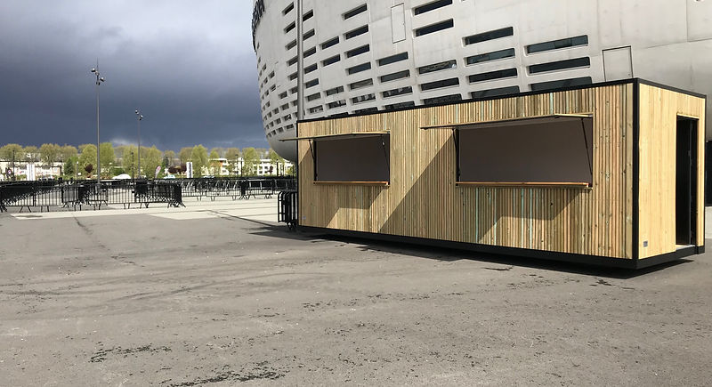 Conteneur aménagé en bureau professionnel avec baie vitrée panoramique