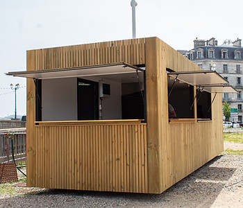 Container moderne aménagé avec terrasse bois - solution habitat écologique