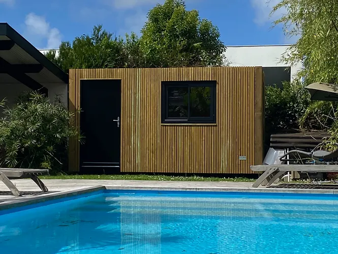 Petit conteneur aménagé en atelier jardin pour artisans et créateurs
